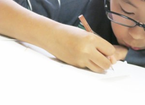 真剣に勉強する中学生